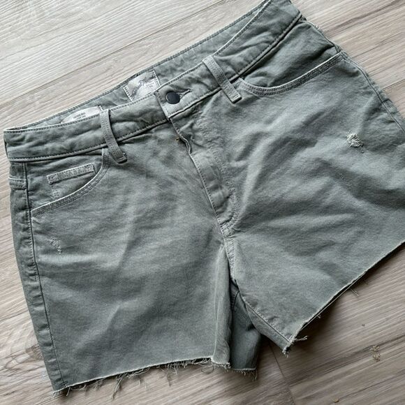 Universal Thread Vintage Midi Green Jean Shorts Size 8 - Picture 2 of 5